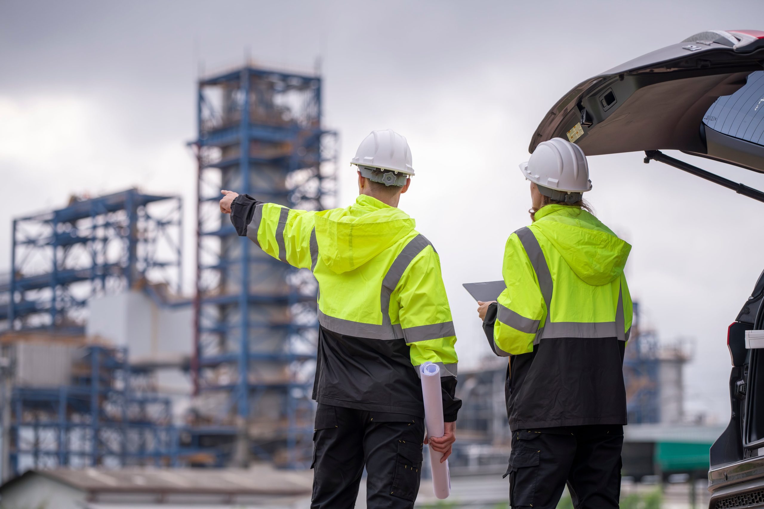 Projectmanager op bouwplaats met digitale plannen